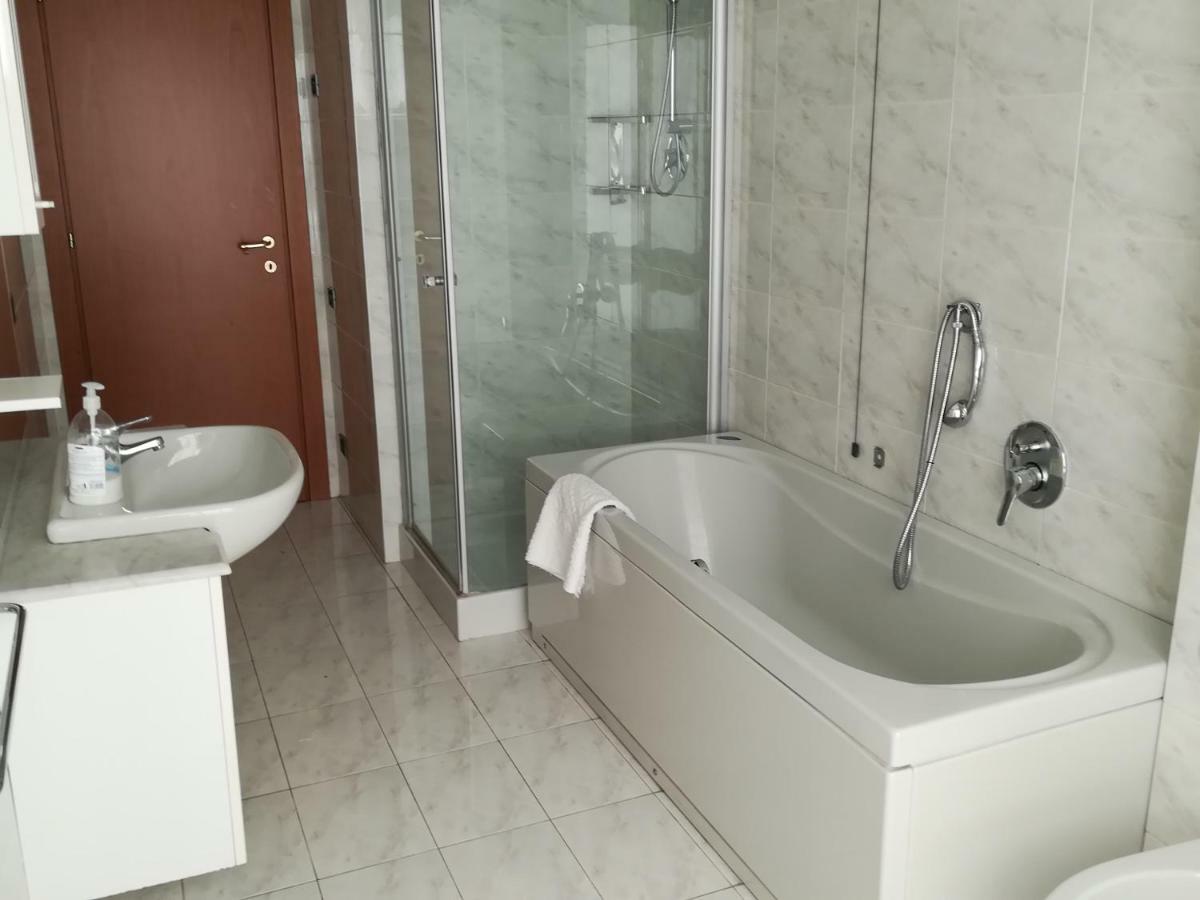 Mirabell Hotel Trezzo sull'Adda Luaran gambar